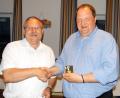Bild: wlr
Berthold Winterl (rechts) erhält von Gerhard Träger  die  Ehrennadel in Gold des Norbayerischen Musikbundes.