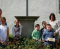 Bild: wro
Die Spendenübergabe erfolgte nach dem Gottesdienst am Falkenberger Marktplatz. Im Bild (von links) Sophia Lindner, Birgit Bleistein (Vertreterin von  „Stiftland-Sternenkinder“), Lenya Trottmann, Klara Zeitler, Pius Fischer, Florian Jähring, Andreas Meister und „Sternenkinder“-Vorsitzende Beatrix Kempf.