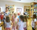 Bild: exb
Irmgard Sittl führte die Kinder durch die Pfreimder Stadtbücherei.