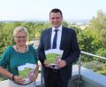 Bild: Pressestelle Landratsamt Schwandorf
Landrat Thomas Ebeling und die Leiterin der Seniorenfachstelle, Evi Seitz, präsentieren die druckfrische Neuauflage des Seniorenwegweisers.