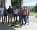 Bild: do
Wolfgang Meyer (von links), Oberstleutnant Uwe Patz, der ungarische Vertreter Imre Kovács, zweiter Vorsitzender Helmut Schmidt, Vorsitzender Max Wagner, Schriftführer Hans Meyer, Ehrenmitglied Reinhold Reinl, Richard Neukam und Albert Schmid legen am Soldatenfriedhof einen Kranz nieder.