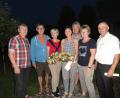 Bild: jhö
Als Dankeschön für die herzliche Aufnahme in ihr verborgenes Gartenreich und den zahlreichen Tipps überreichen die Vorsitzenden des Speinsharter Obst- und Gartenbauvereins Josef Höllerl (links) und Christine Walter (Zweite von rechts) gebundene Blumenkränze und Gutscheine für die Klosterwirtschaft an die Familien Plößner und Morgenstern. Auch der Speinsharter Bürgermeister Albert Nickl (rechts) sagt danke.