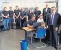 Bild: sbü
Noch kommen die Auszubildenden im Beruf Produktionstechnologie nur von der BHS (siehe Bild). Im ÜBZO in Weiherhammer wurden sie besucht von ÜBZO-Projektleiter Wolfgang Siebert, ÜBZO-Geschäftsführer Professor Erich Bauer und BHS-Projektmanager Erwin Rast (stehend, von rechts).