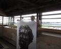 Bild:  [AKS]
Am Vortag der Ausstellungseröffnung legte Künstler Albert Braun höchstpersönlich Hand an bei der Positionierung seiner Fotoinstallationen im Bergfried der Burg Dagestein.
