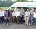 Bild: mmj
Landrat Thomas Ebeling übergibt an Erwin Hunger in Anwesenheit der Bürgermeister Birgit Höcherl und Manfred Dirscherl (rechts), Dominik Hauser (links), Magdalena Knott (Zweite von rechts), sowie den anwesenden Bürgerbusfahrern den Fahrzeugschlüssel.