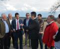 Bild: dob
Anfang Mai war eine Delegation mit Bundestagsabgeordnetem Albert Rupprecht (Dritter von links) in Kaimling vor Ort, um die Lage zu schildern. Jetzt kommt Bewegung in die Sache. Im ersten Quartal 2018 soll der Mobilfunkmast mit der neuesten Technik stehen.