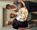 Bild: vt
Schützenmeister Günter Heidl und Helga Kohl gratulieren der Scheibengewinnerin Kathrin Hellwig (von links).