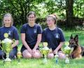 Bild: wlr
Bei den Prüfungen beim Schäferhundeverein Etzenricht trägt die gute Jungendarbeit  Früchte. Jugendleiterin Maria Ertl (Mitte) freut sich  über die vorzüglichen Ergebnisse ihrer Schützlinge Jaqueline Klein (rechts) und Monika Steiner (links). Sie erhalten jeweils die Wanderpokale.