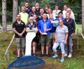 Bild: Grimm, Benedikt [BGM]
ESF-Vorsitzender Michael Kühnel (links) und Dritter Bürgermeister Heribert Schubert (vorne rechts) gratulierten den erstplatzierten Neunburgern (blaue Trikots), den zweitplatzierten Österreichern des ESV Klauser (dunkelblaue Trikots) und der drittbesten Mannschaft SpVgg Pfreimd (rechts hinten).