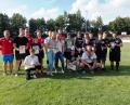 Bild: kro
"Die Rauschkinder" gewannen das 24. Bürgerfußballturnier des SC Mähring. Unser Bild zeigt die Mannschaftsführer der beteiligten Mannschaften nach der Siegerehrung.
