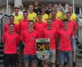 Bild: gel
Die Schiedsrichter der Gruppe Amberg, die höherklassig im Einsatz sind. In den roten Trikots die Bezirksliga-Schiedsrichter, (erste Reihe von links) Matthias Zahn, Tobias Käßner, Patrick Arnold und Lukas Schwendner, (zweite Reihe von links) Adrian Kohn, Felix Hahn, Sergei Aleschko, Manuel Röhrer, und Sebastian Reich; die Landesliga-Schiedsrichter in Gelb (dritte Reihe von links) Jonas Kohn, Tim Schuller, Matthias Kraus, Julian Roidl, und Moritz Fischer; obere Reihe von links Obmann Thomas Gebele, Thomas Ehrnsperger (Regionalliga) und Benjamin Mignon (Bayernliga)