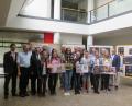 Bild: jzk
Nicht nur Realschulrektor German Helgert und stellvertretender Landrat Günter Kopp (hinten von rechts) bewundern die Ergebnisse des Plakatwettbewerbs bei der Eröffnung der Ausstellung in der Sparkasse Oberpfalz Nord. Mit ihren sehr kreativ gestalteten Arbeiten wollen die Preisträger (vorne) die Betrachter zum Nachdenken anregen.