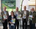 Bild: Michaela Lowak
Ökostrom aus Region fürs Geo-Zentrum: Darüber freuen sich (von links) Bernhard Schmidt, Dr. Frank Holzförster, Alexandra Schopf, Helmuth Wächter, Klaus Gruber und Georg Stahl.