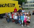 Bild: rdo
Der ADAC-Nordbayern leistete Aufklärungsarbeit: Die Seile markieren den seitlichen „toten Winkel“ des LKW, den die Kinder der Hammerwegschule ohne Blickkontakt zum Fahrer feststellten.