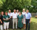 Bild: exb
Bürgermeister Norbert Eckl (rechts), Kreisfachberaterin Heidi Schmid (links) und der stellvertretende Bezirksvorsitzende Alois Dirrigl (hinten, links) gratulierten den Verantwortlichen im Gartenbauverein Teunz, welche die „Wühlmäuse“ durch die 15 Jahre begleiteten.