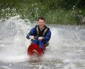 Bild: exb
Mit Hilfe eines Spezialskis, der einen Sitz – den „Cage“ – hat, bewältigten die Rollstuhlfahrer den Wasserski-Slalom auf dem Haidweiher.