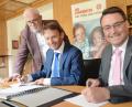 Bild: Gabi Schönberger
Strahlende Gesichter bei der Vertragsunterzeichnung für die neue Kinderkrippe in Rothenstadt (von rechts): Johanniter-Regionalvorstand Martin Steinkirchner, Bürgermeister Jens Meyer und Rechtsdezernent Herrmann Hubmann.