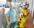Bild: Schönberger
Ein Optiker in der Stadt sorgt für einen Hingucker: In seinem Schaufenster stehen Büsten der verschiedensten WM-Nationen mit den passenden Fußballköpfen. Einfach nur noch Fußball im Kopf...