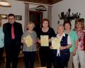 Bild: bey
Bezirksvorsitzende Martha Bauer, Stadtpfarrer Pater Hans Ring (von links) sowie zweite Vorsitzende Angela Puff und Vorsitzende Marile Puff (von rechts) danken Edeltraud Meckl, Veronika Puff und Emma Janker (mit Urkunde von links) für 25-jährige Treue zum Katholischen Frauenbund Miesbrunn. VdK-Kreisgeschäftsführer Siegmund Bergmann (Mitte) wird im Waidhauser Rathaus von Bürgermeisterin Margit Kirzinger (3. von links) und VdK-Ortsvorsitzenden Helmut Federl (4. von rechts) in den Ruhestand verabschiedet.