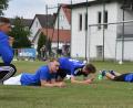 Bild: Alfred Schwarzmeier [AF] (alfred.schwarzmeier@oberpfalzmedien.de)
Auch im Liegen können Fußballer praktische Übungen absolvieren: SpVgg-SV-Trainer Andreas Scheler (links) hatte am Freitag zum Auftakttraining in der Sportpark am Stockerhut geladen.