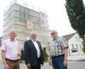 Bild: Gabi Schönberger
Statiker Ernst Georg Bräutigam, Stadtpfarrer Gerhard Pausch und Pfarrgemeinderatssprecher Alois Schröpf (von links) freuen sich, dass die Sanierung der Außenfassade am Kirchturm von St. Johannes gut voran geht.