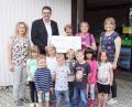Bild: mmj
Rosa Huber (Zweite von rechts) und Marianne Kopp überreichen an Pfarrer Wolfgang Dietz den Spendenscheck. Die Kinderhausleiterin Anja Herdegen (rechts) und ihre Stellvertreterin Elisabeth Baier (links) finden damit bestimmt eine Verwendung für Spielgeräte für die Kinder.