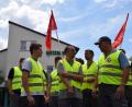 Bild: Schulze, Lena
Mitarbeiter der Firma Netzsch in Tirschenreuth streiken. Sie fordern sichere Arbeitsbedingungen durch einen Tarifvertrag. Bereits im Oktober 2017 hatte der Arbeitgeber den Tarifverband verlassen, ohne die Belegschaft darüber zu informieren.