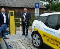 Bild: Portner
Bürgermeister Heinz Weigl (rechts) steckt das Ladekabel an der neuen Ladesäule am Parkplatz "Hütgraben" an. EON-Kommunalbetreuer Daniel Pangerl erklärt wie die Stromtankstelle funktioniert.