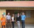 Bild: exb
Alle Beteiligten freuen sich über die gelungene Wanderschutz- und Infohütte am Besucherparkplatz des Kulzer Mooses. Von links: Alois Schwendner (Bauhof Gemeinde Thanstein), Bürgermeister Walter Schauer, Felicitas Lubinski (untere Naturschutzbehörde), Markus Bauer (Zimmerei) und Markus Kurz vom Naturparkverein.