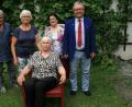 Bild: wro
Ernestine Gärtner (vorne) freut sich über die Glückwünsche von  (von links) Schwiegersohn Reinhard, Tochter Erika, Seniorenbeauftragter Irmgard Hegen und Bürgermeister Toni Dutz.