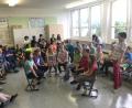 Bild: eib
Sprach- und Kennenlernspiele im Musikraum  praktizierte  Lehrerin Mirka Šebestová (rechts) mit den Schülern.