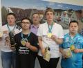 Bild: Hirsch
Die „Schwandorf Tigers“ kehrten mit der Goldmedaille aus Kiel zurück und zeigten sie dem Oberbürgermeister (rechts) beim Empfang im Rathaus. Von links: Alexander Harrieder, Sebastian Huber, Gisbert Gotz, Regina Bink und Michael Gotz.    Bild: Hirsch