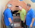 Bild: pop
Profis unter sich: Norbert Fischer, Gerhard Reheis und Johann Mehringer in Aktion am Backofen (von links).