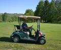 Bild: plym
Im Golfcart fährt Thomas Keil über den Platz.