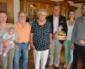 Bild: jr
Enkelin Melissa mit dem drei Monate alten Urenkel Lorena, Gatte Manfred und Jubilarin Christine Lintl, Bürgermeister Roland Grillmeier, Nicole Wenisch und Kaplan Florian Weindler (von links).