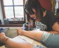 Bild: Lukas Meister
Tätowiererin Nati sticht ein Soundwave-Tattoo auf Melissas Unterschenkel.