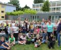 Bild: Portner
Die Klasse 4a der Doktor-Eisenbarth-Grundschule setzte im Pausenhof kleine Maispflanzen in selbst bemalte Töpfe. Damit wurde bei der Projektwoche „Verwandlung, Leid, Tod und Trauer“ der Gedanke sichtbar gemacht, dass immer wieder neues Leben entsteht. Rektorin Beate Vetterl (hinten, von links) und Klassenlehrerin Manuela Hellmuth wurden von den Ehrenamtlichen der Hospizinitiative der Caritas für den Landkreis Schwandorf mit der stellvertretenden Leiterin Manuela Singer-Bartos (rechts) unterstützt.