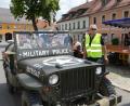 Bild: bey
Die amerikanische Militärpolizei kommt zum Pleysteiner Marktplatz mit tschechischem Kennzeichen.