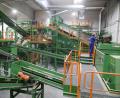 Bild: Götz
Die vollautomatische Vorschaltanlage in Bodenwöhr läuft  derzeit noch in der Testphase. Unter anderem werden Kunststoff, Metalle, Holz und weitere Wertstoffe aussortiert. Im Endausbau sollen 50000 Tonnen Sperrmüll pro Jahr durch die Anlage laufen und 25000 Tonnen Wertstoffe aussortiert werden.