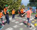 Bild: wec
Im Pausenhof ist ein Spielbrett von "Mensch ärgere dich nicht" aufgemalt. Die Kinder selbst bilden die Figuren.