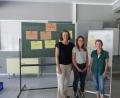 Bild: wrm
Raum für Diskussion, Übungen und Erfahrungsaustausch zum Thema sexuelle Belästigung boten Elisabeth Scherb und Sophia Zeitler (von links) vom Verein Dornrose den Grafenwöhrer Berufsschülern. Stellvertretende Schulleiterin Eva Rößner dankte bei den Referentinnen für ihren Einsatz.