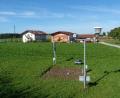 Bild: DWD/Thomas Hirchert
Diese nebenamtliche Wetterstation des Deutschen Wetterdienstes in Amerang ist vergleichbar mit der geplanten Station.