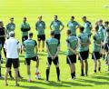 Bild: Hubert Ziegler
Cheftrainer Faruk Maloku (Achter von links) bei seiner Ansprache an die Mannschaft vor Beginn des ersten Trainings.