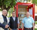 Bild: jma
Pfarrer Helmut Süß, SPD-Vorsitzender Jan Wiltsch und Bürgermeister Jürgen Kürzinger freuten sich bei der Einweihung der Bücherzelle über die neue Errungenschaft in der Marktgemeinde.