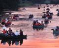 Bild: ggö
Rund 40 Boote, Kanus und Stand-Paddler  beteiligten sich an der ersten Wallfahrt auf der Naab von Pfreimd nach Nabburg.