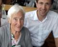 Bild: exb
Auch Dekan Michael Hoch gratulierte der Jubilarin zu ihrem 90. Geburtstag.