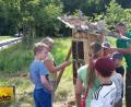 Bild: rn
Auf der Streuobstwiese kurz vor der Gabelung Hotzaberg-Breitenlohe steht das Insektenhotel, das die Mädchen und Buben zusammen mit Helfern des Obst- und Gartenbauvereins gebaut haben.
