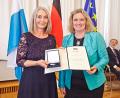 Bild: Gert Krautbauer/StMAS
Die Staatsmedaille für soziale Verdienste hat Patrizia Weinert (links) von Sozialministerin Kerstin Schreyer bekommen.