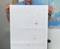 Bild: Harald Mohr
Dr. Frank  Holzförster zeigt die Aufzeichnung der aktuellen Schwarmbeben des Seismographen am Geozentrum an der KTB.