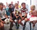 Bild: Seifried, Eva [SEI] (HANS.SEIFRIED@T-ONLINE.DE)
Auch Nachwuchskicker und Mädchen waren mit Begeisterung dabei.